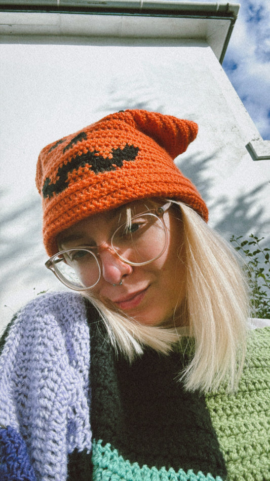 Beginners Friendly Pumpkin face beanie crochet pattern – handmade Halloween hat, cute fall, October accessory for toddlers and adults. Customizable, Orange color.
