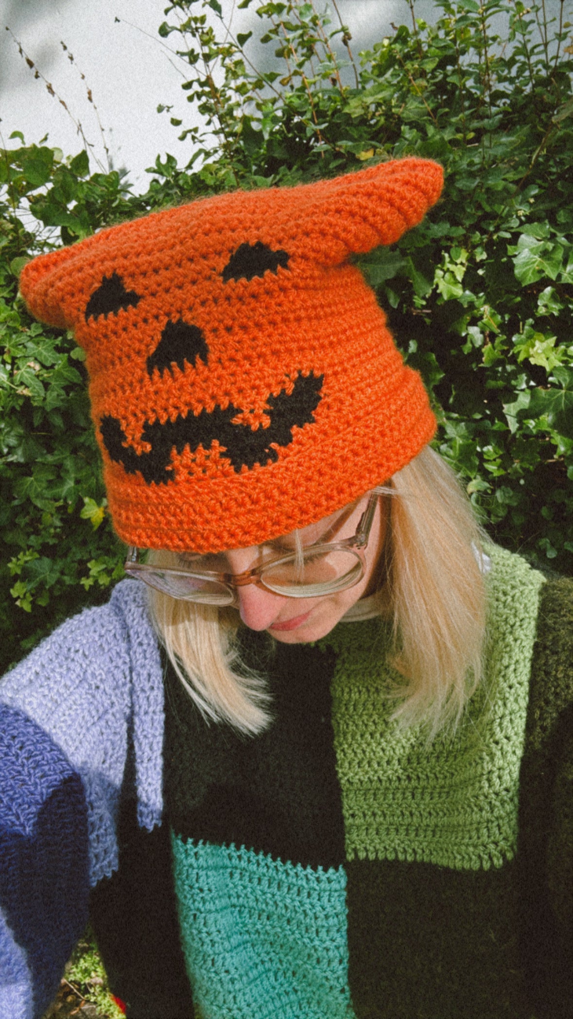 Beginners Friendly Pumpkin face beanie crochet pattern – handmade Halloween hat, cute fall, October accessory for toddlers and adults. Customizable, Orange color.