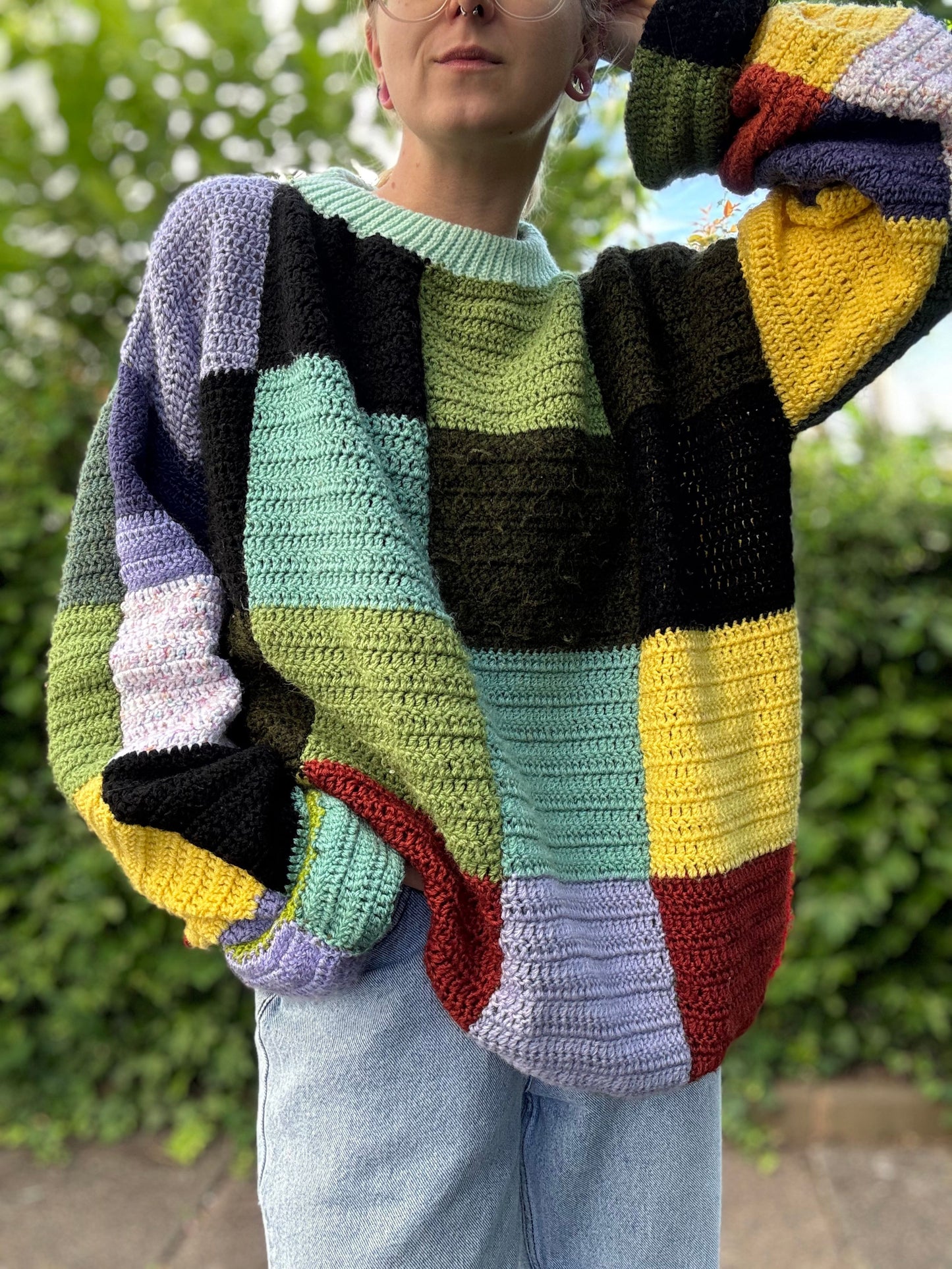 Patchwork jumper crochet pattern, colorful handmade sweater, beginner-friendly PDF, easy to crochet and in lots of different colors.