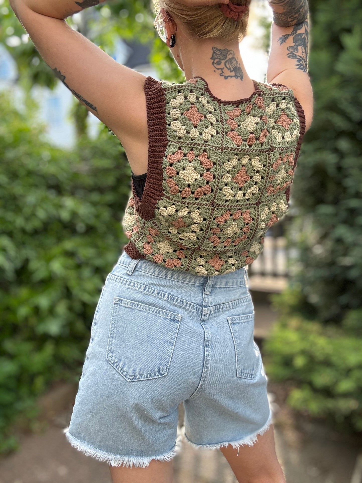 Granny square patchwork crochet top pattern, colorful boho summer shirt, beginner-friendly, easy to crochet in different colors.