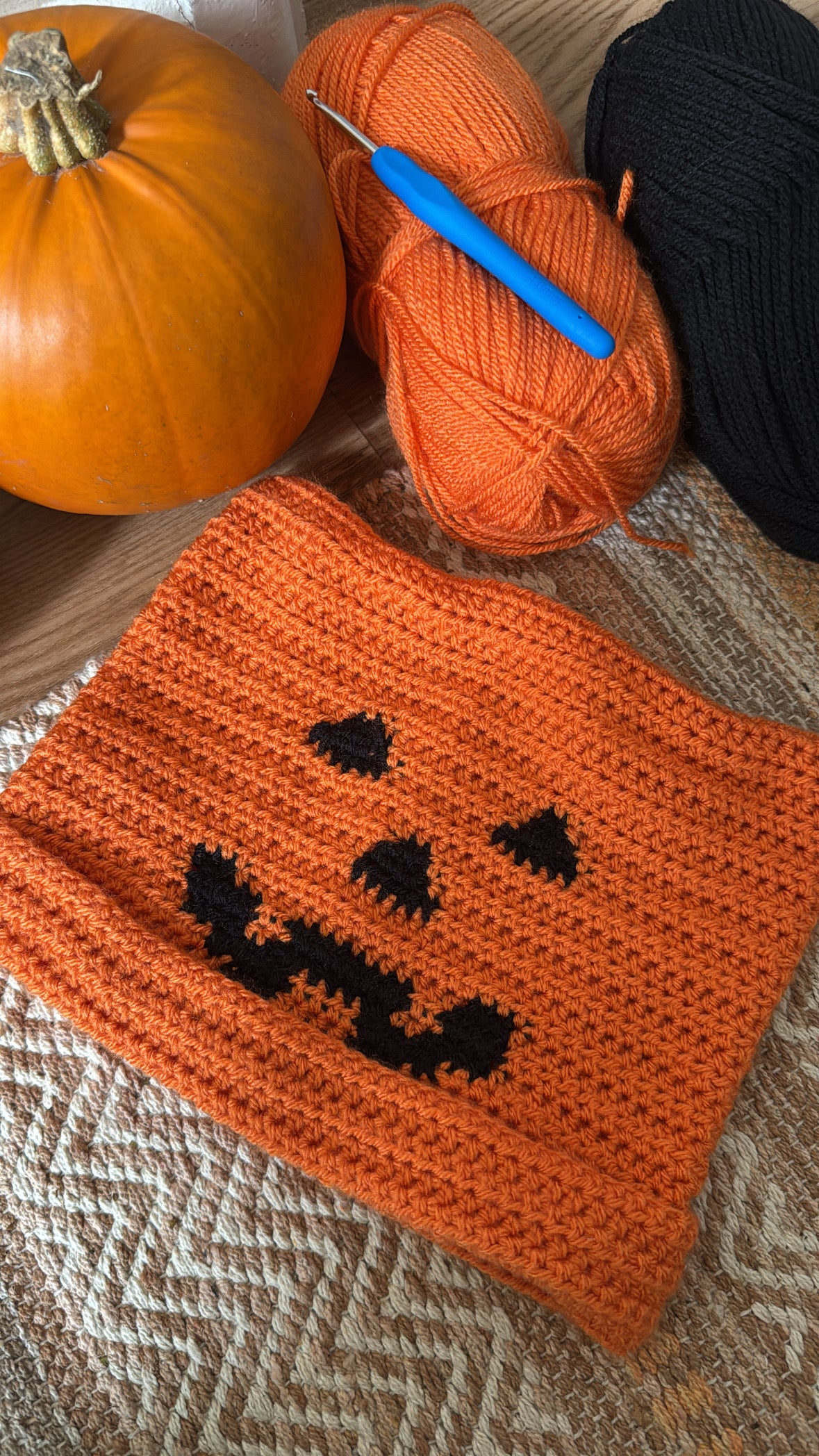 Beginners Friendly Pumpkin face beanie crochet pattern – handmade Halloween hat, cute fall, October accessory for toddlers and adults. Customizable, Orange color.