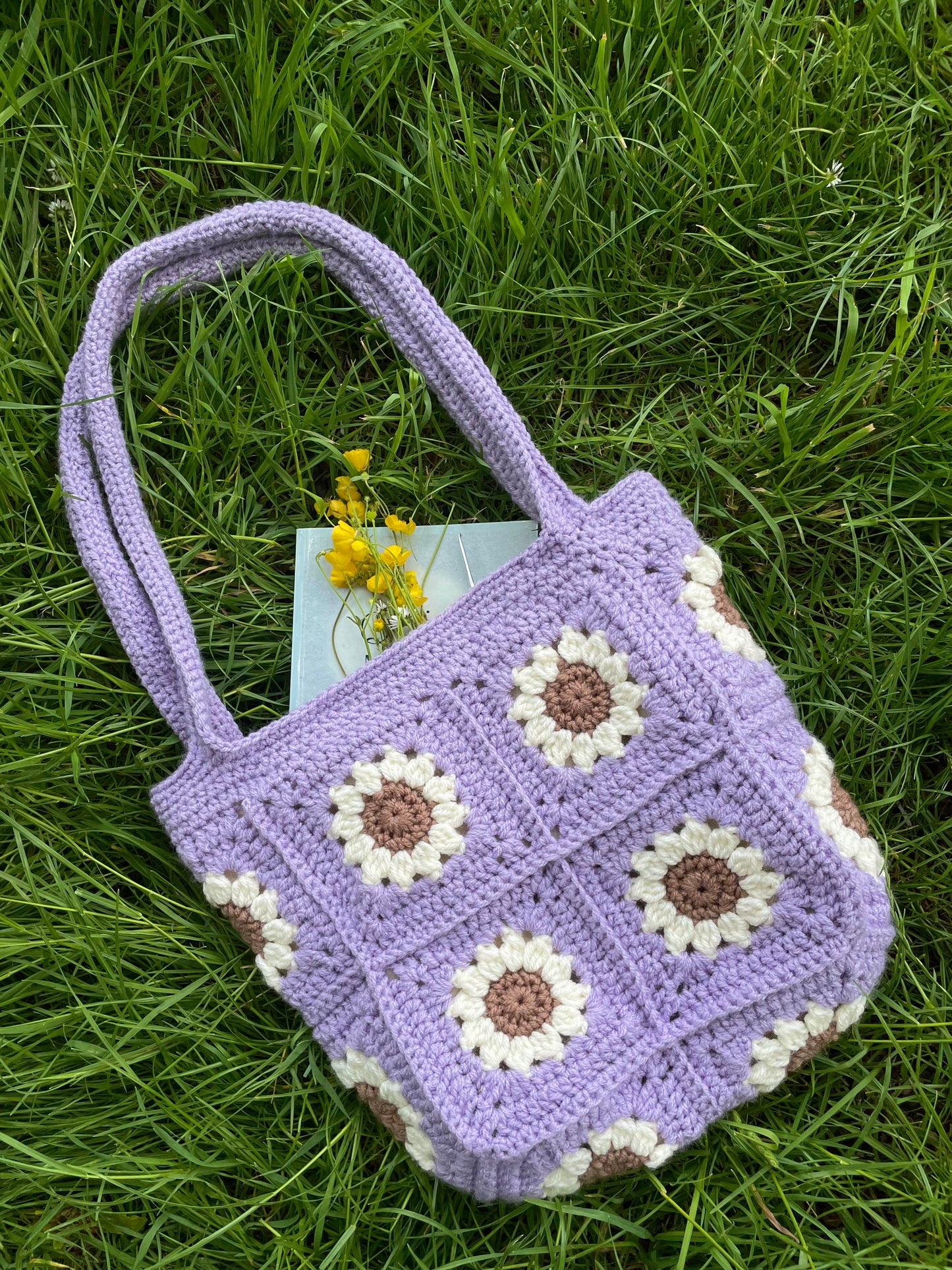 Crochet tote bag with daisy flowers, handmade summer bag pattern, easy DIY PDF in lavender color.