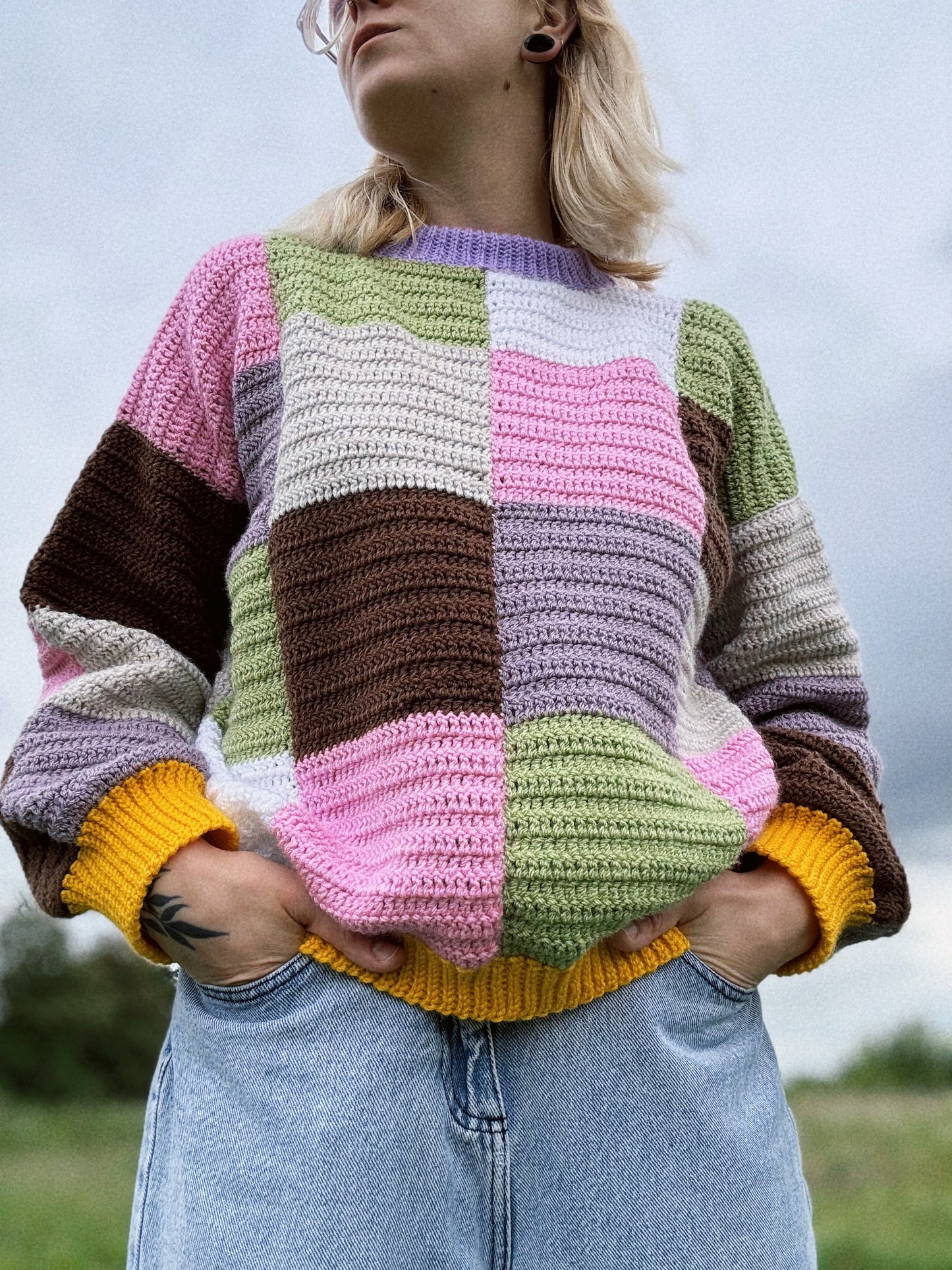 Patchwork jumper crochet pattern, colorful handmade sweater, beginner-friendly PDF, easy to crochet and in lots of different colors.