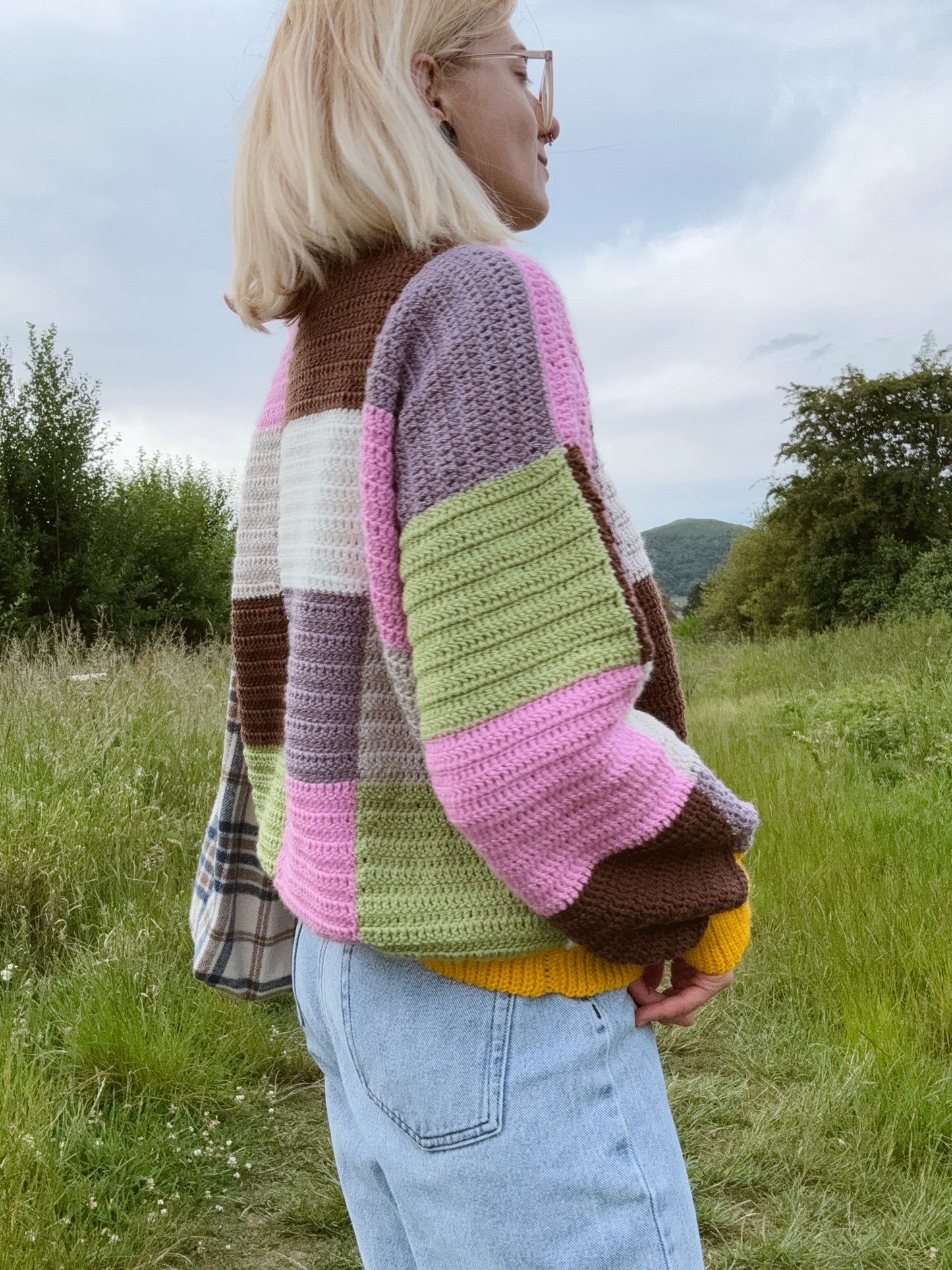 Patchwork jumper crochet pattern, colorful handmade sweater, beginner-friendly PDF, easy to crochet and in lots of different colors.