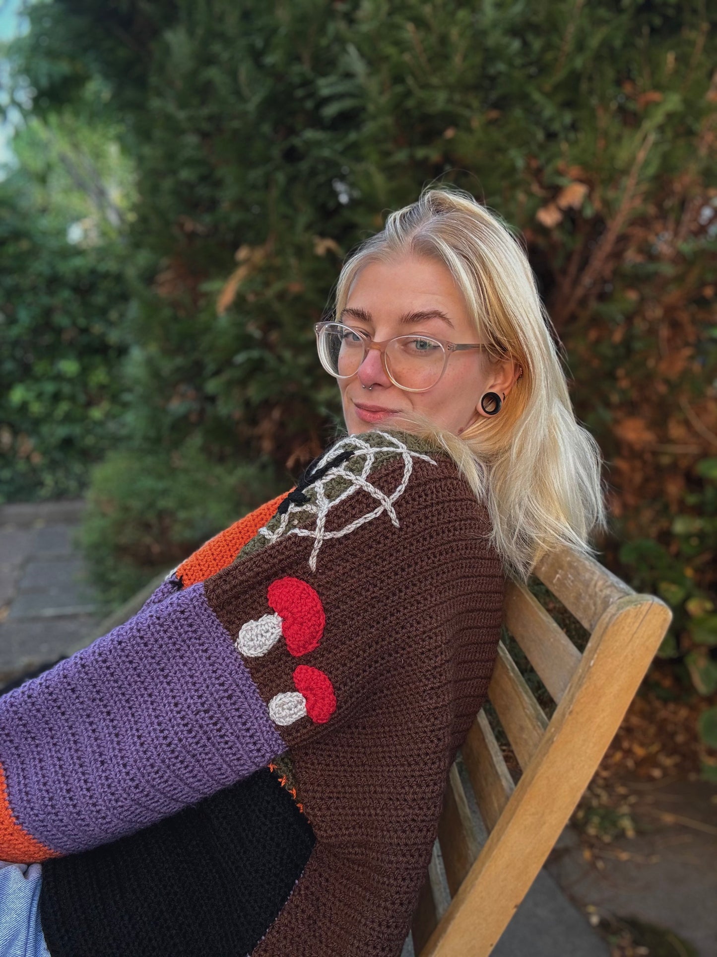 Patchwork sweater Crochet pattern. Cozy fall outfit made in orange, brown, purple and black colors, with mushroom applique at the back. Customizable in size crochet pattern.