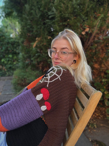 Patchwork sweater Crochet pattern. Cozy fall outfit made in orange, brown, purple and black colors, with mushroom applique at the back. Customizable in size crochet pattern.