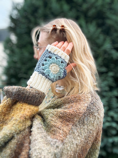 Easy crochet fingerless gloves pattern in cozy chunky yarn. Beginner fingerless gloves crochet pattern in blue shades and white color.