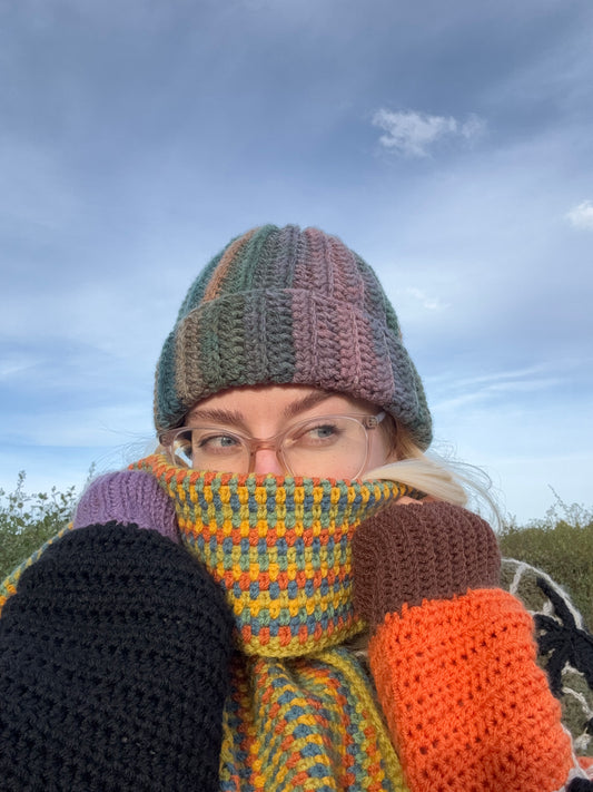 Beginner friendly ribbed beanie crochet pattern with step-by-step picture tutorials. Classic ribbed stitch beanie crochet design. Fitted hat, textured brim, ideal winter gift.