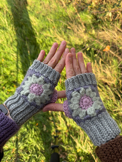Fingerless gloves crochet pattern. Easy beginner friendly crochet pattern with step-by-step detailed instructions and photo guidance for 2 sizes. Gift idea for the family.