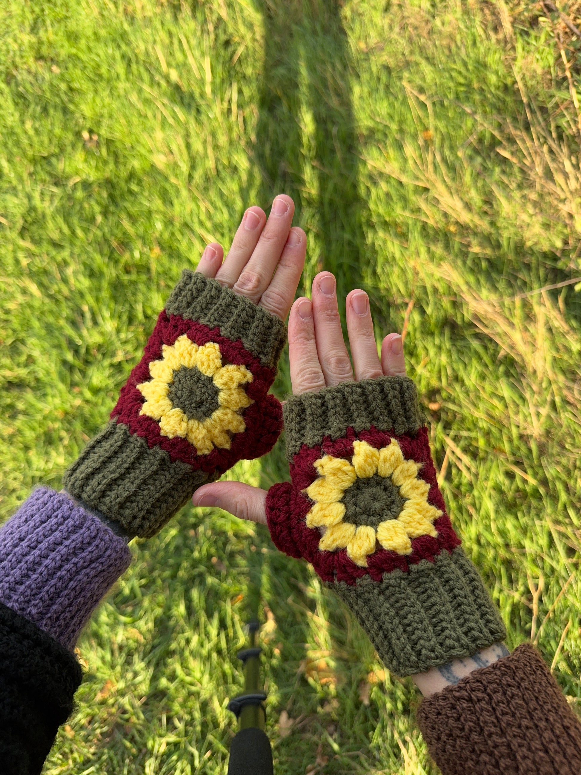 Wrist warmers crochet pattern, textured handmade fingerless gloves with daisy motif. Easy and quick beginner crochet project with a step-by-step photo tutorials.