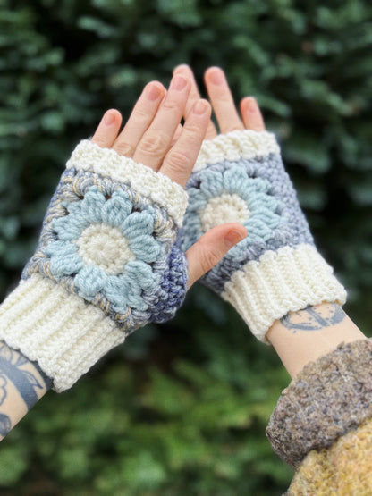 Fingerless gloves crochet pattern – textured handmade wrist warmers in blue shades and white color. Easy beginner crochet project with a step-by-step beginner’s guide.