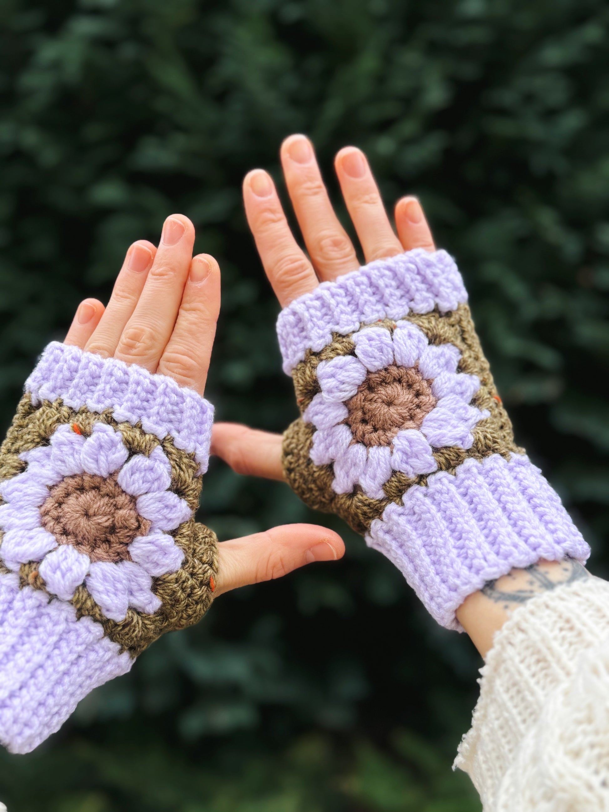 Fingerless gloves crochet pattern – textured handmade wrist warmers in lavender and moss green color. Easy beginner crochet project with a step-by-step photo tutorials.