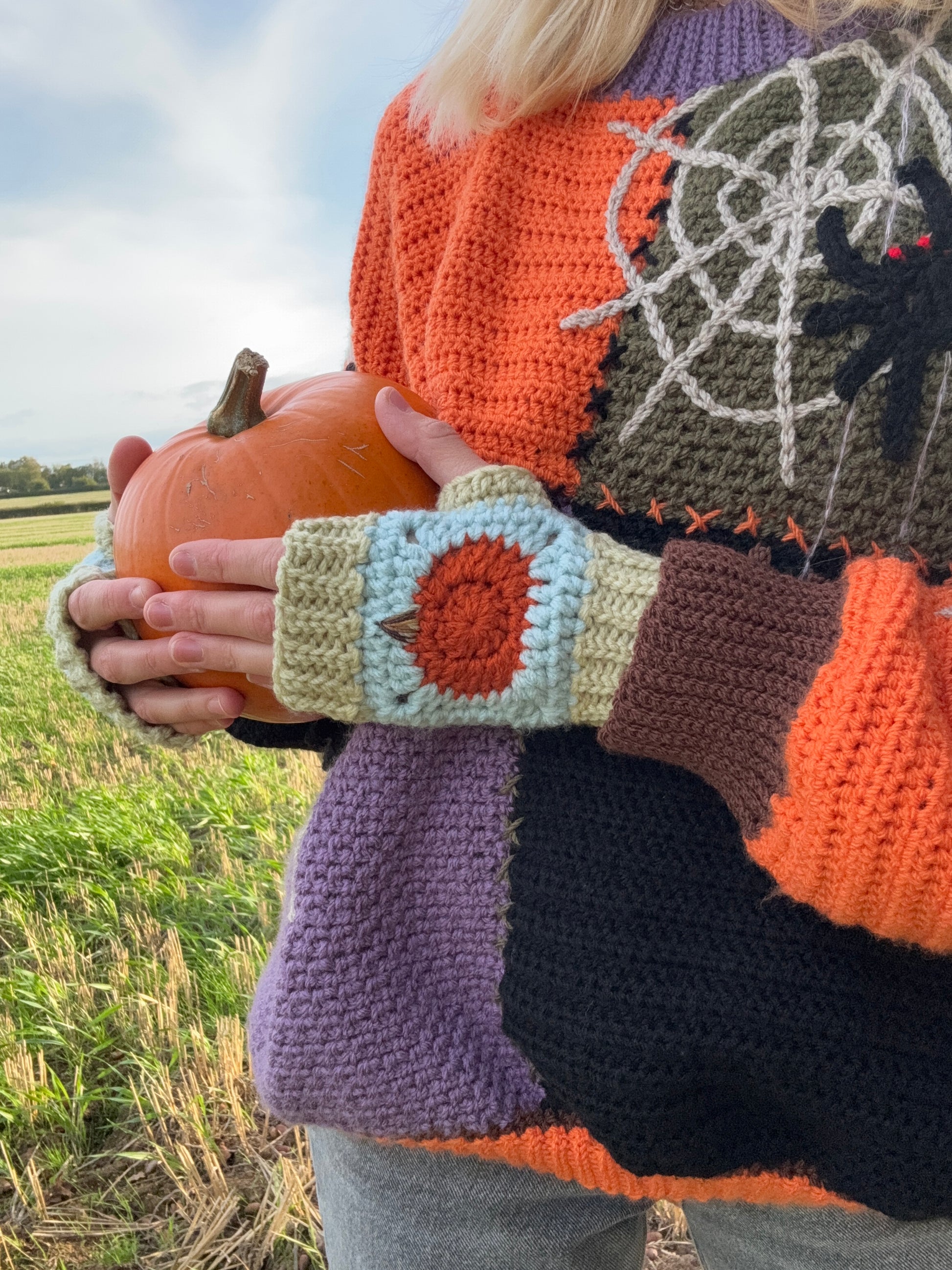 Easy crochet fingerless gloves pattern in cozy chunky yarn. Beginner fingerless gloves crochet pattern in blue shades and white color. Crochet pattern with step-by-step photo guidance.