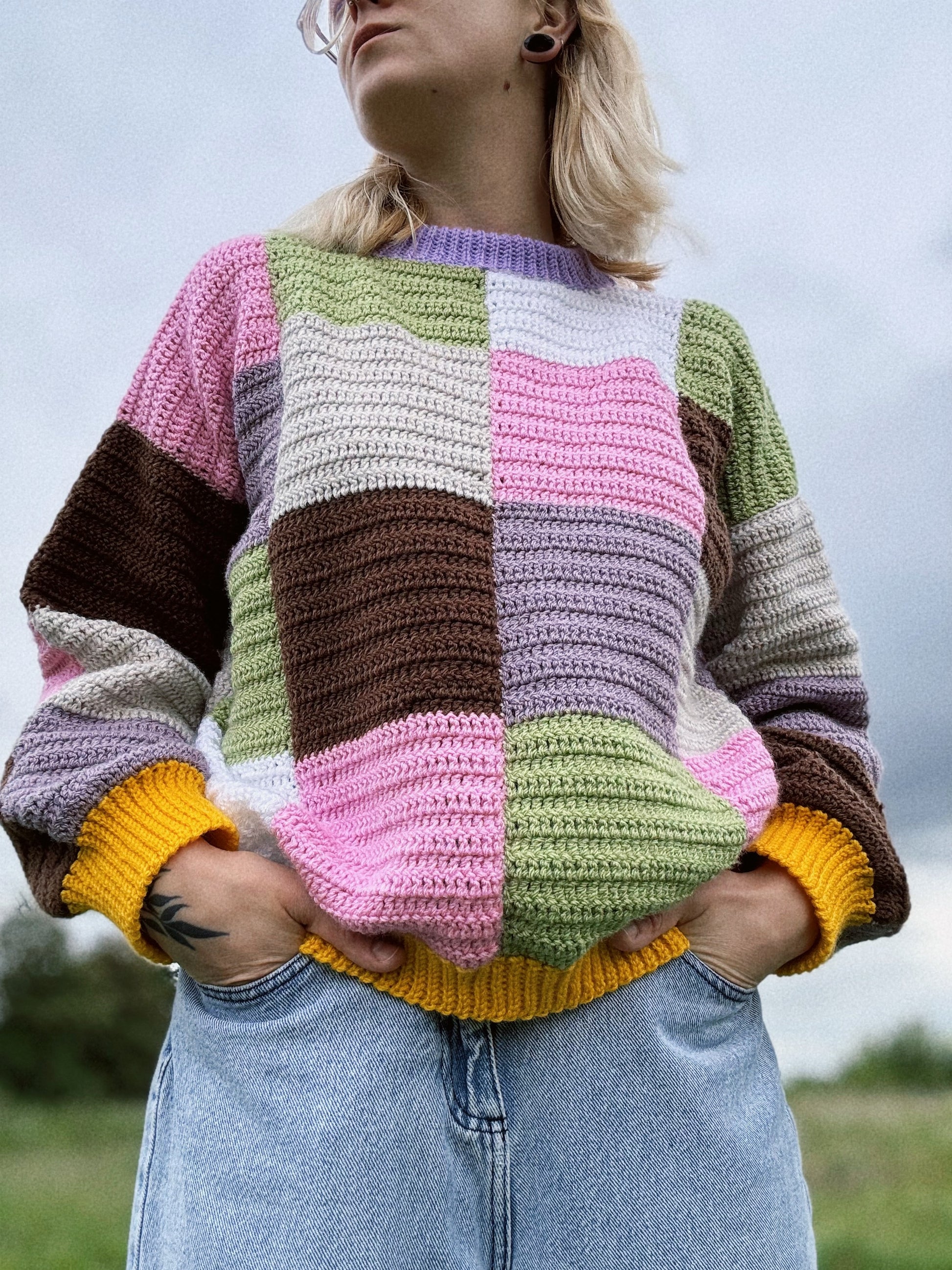 Patchwork jumper crochet pattern, colorful handmade sweater, beginner-friendly PDF, easy to crochet and in lots of different colors.