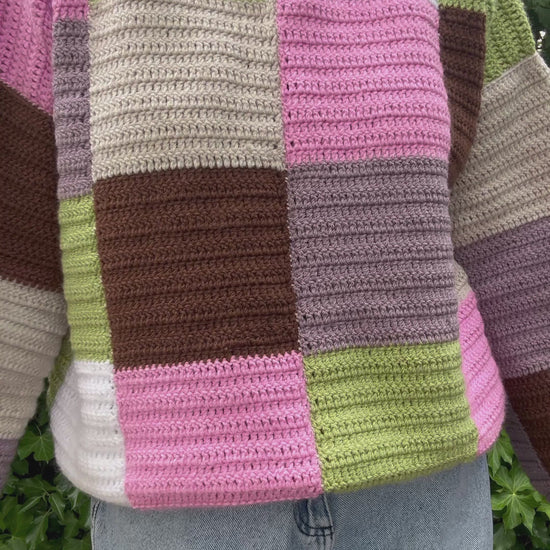 Patchwork jumper crochet pattern, colorful handmade sweater, beginner-friendly PDF, easy to crochet and in lots of different colors.