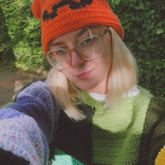Beginners Friendly Pumpkin face beanie crochet pattern – handmade Halloween hat, cute fall, October accessory for toddlers and adults. Customizable, Orange color.