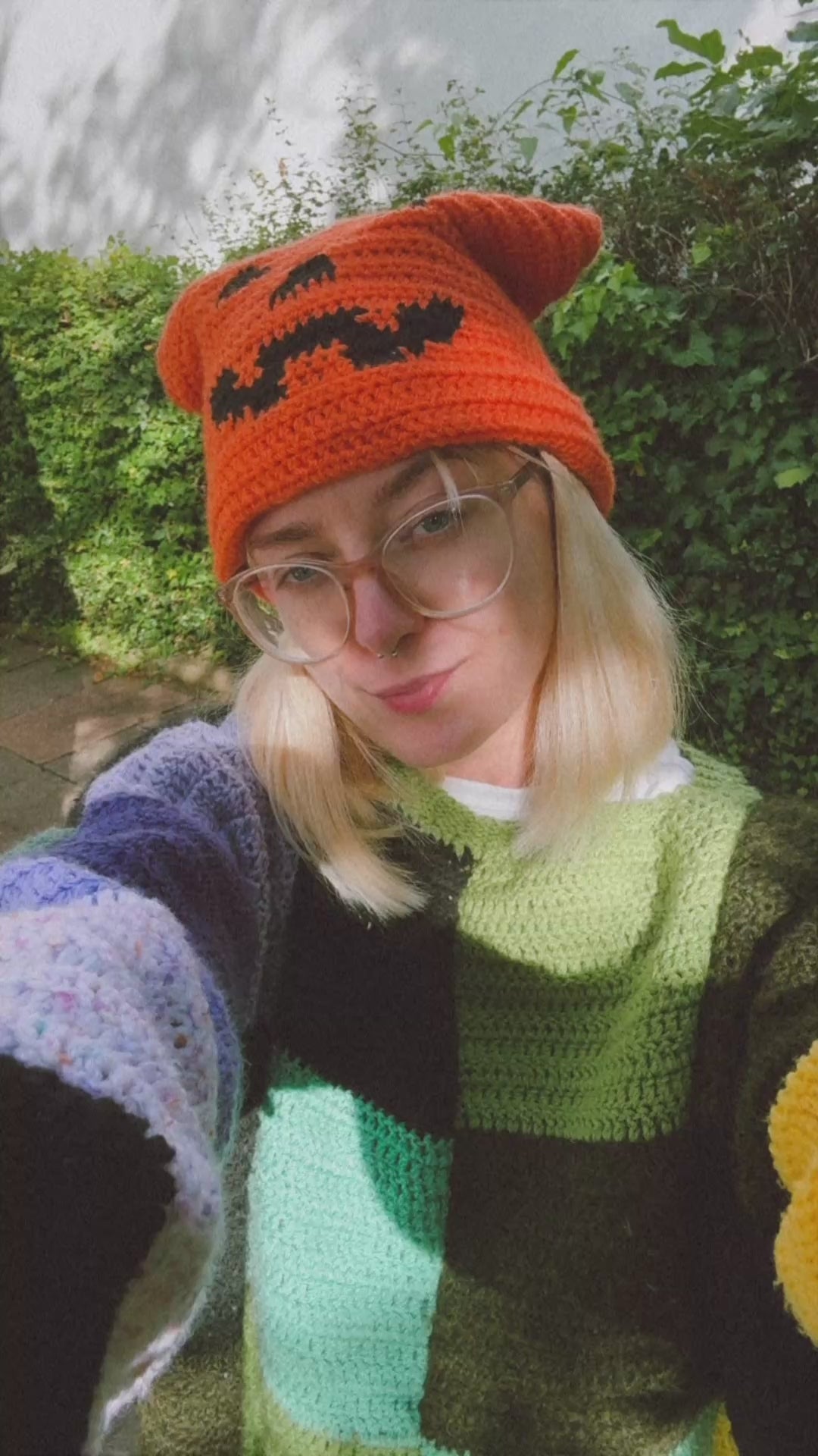 Beginners Friendly Pumpkin face beanie crochet pattern – handmade Halloween hat, cute fall, October accessory for toddlers and adults. Customizable, Orange color.