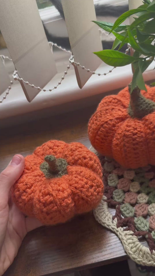 Stuffed pumpkin crochet pattern in orange yarn, cozy fall and Halloween decoration, ideal for autumn crafts and gifts. Customizable in size crochet pattern.
